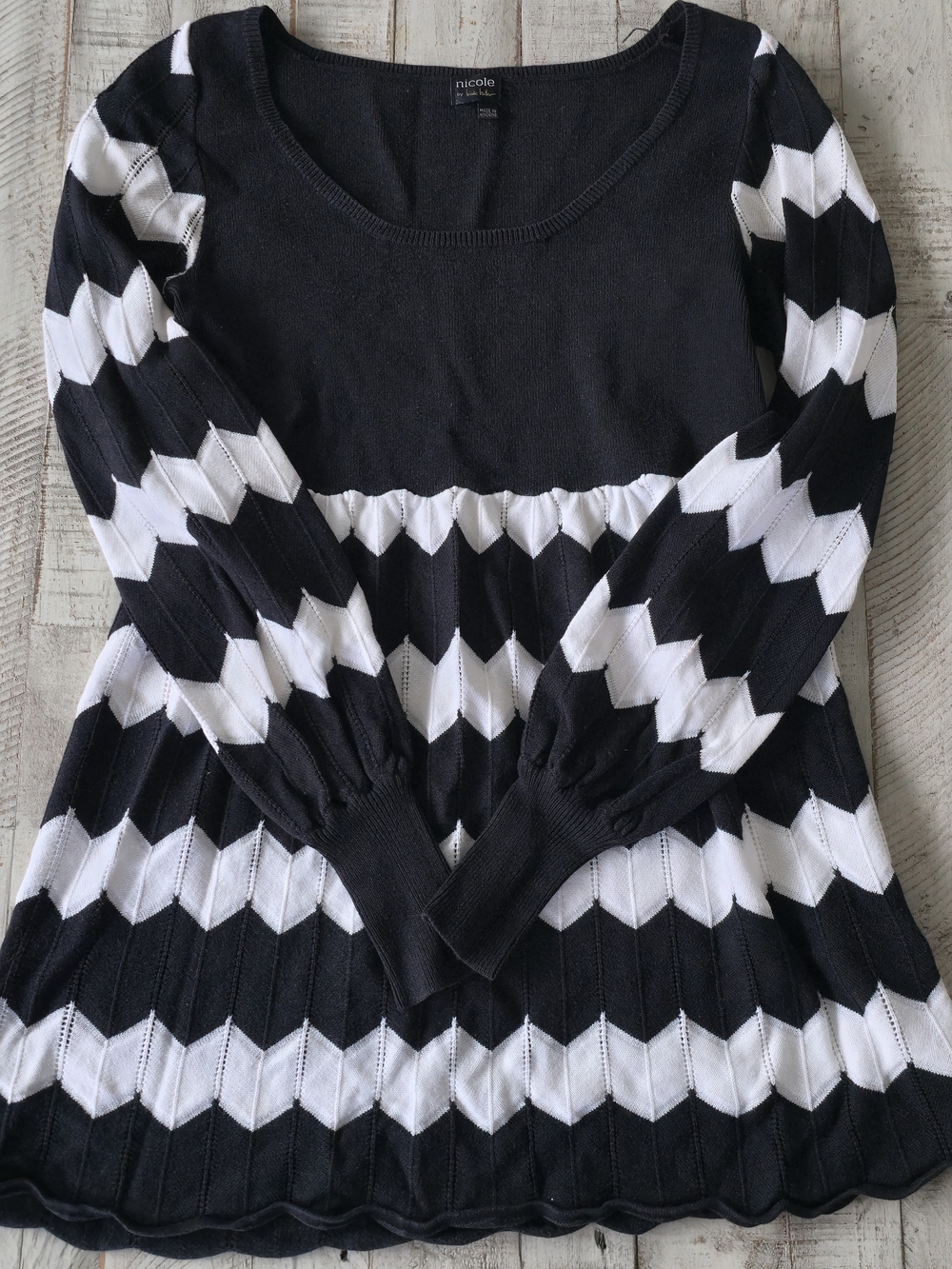 Nicole Black and White Zigzag Long Sleeve Knit Top